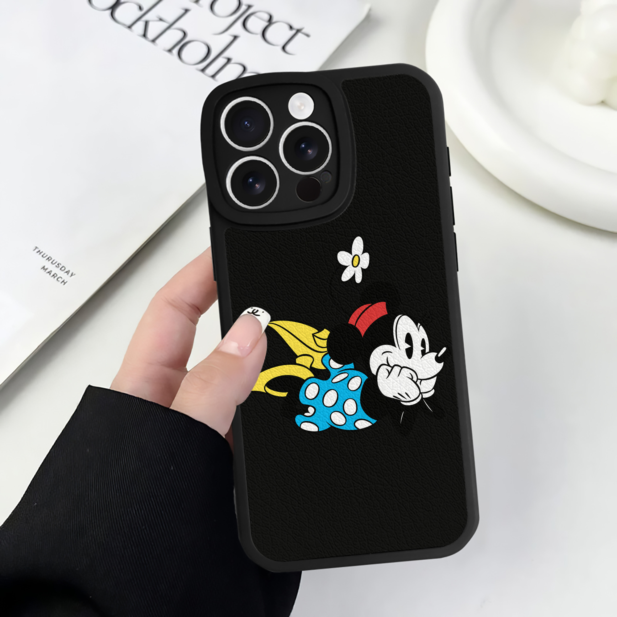 （画像用） ミッキーマウス Mickey Mouse 【iPhone 16シリーズ対応】シリコンスマホケース（レザー調） 材質：シリコン